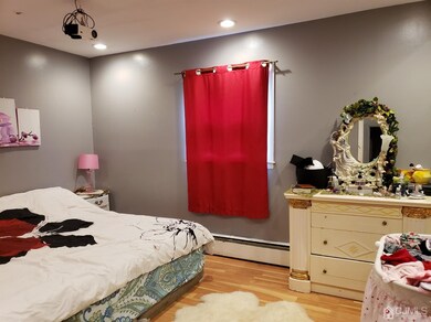 Good size master bedroom...