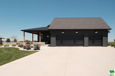 716 18th St SE, Sioux Center, IA 51250 - photo 3