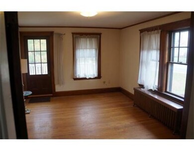 566 W Roxbury Pkwy, West Roxbury, MA 02132 - photo 4