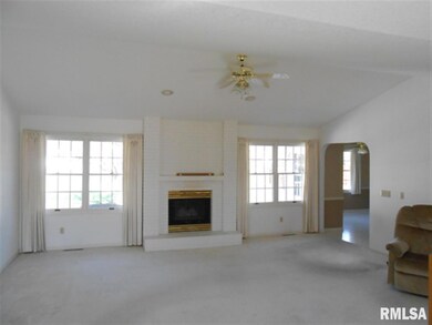 4217 Regency Ct, Davenport, IA 52806 - photo 2