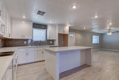 932 E Caldwell St-11