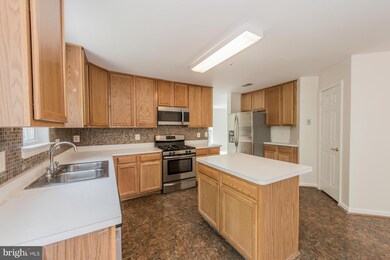 8905 Brae Brooke Dr, Lanham, MD 20706 - photo 2