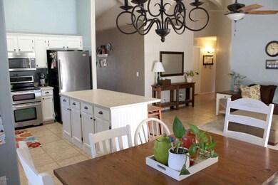 Kitchen & Dining