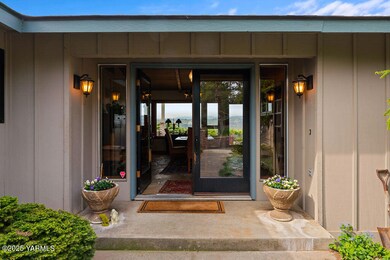 1081MaplewayRd-4