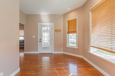 611 Decatur St, Lincoln, IL 62656 - photo 6