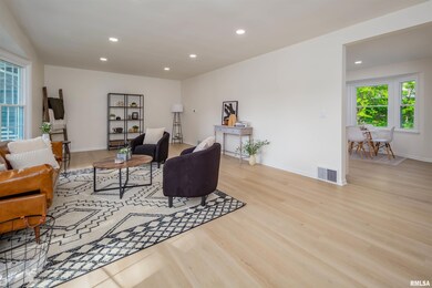 2319 Salem Ct, Bettendorf, IA 52722 - photo 7