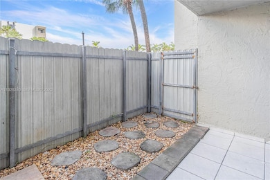 Samari Lake unit 2162, Hialeah, FL 33016 - photo 2