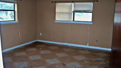 512 W Hutchinson St, Beeville, TX 78102 - photo 6