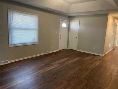 404 N Washington St, Raymore, MO 64083 - photo 3