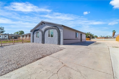 View of front of house with driveway