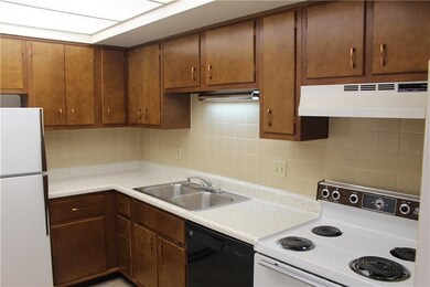 1152 Canterbury Square N, Indianapolis, IN 46260 - photo 6