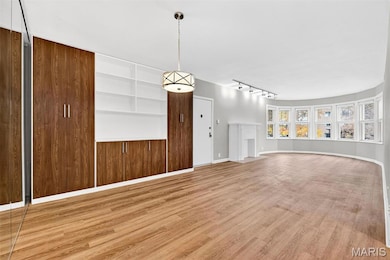 907 S Hanley Rd unit 5, Saint Louis, MO 63105 - photo 3