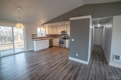 1942 SW 33rd St, Redmond, OR 97756 - photo 2