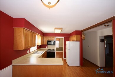 Large Eat-in Kitchen