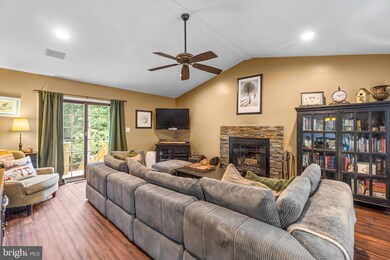 908 Black Spruce Ln, Sykesville, MD 21784 - photo 2