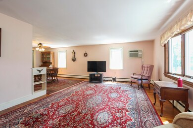 002-photo-living-room-7423110