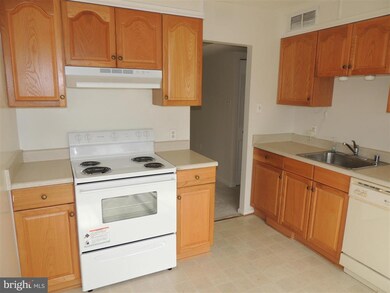 134 Roberts Ln unit 201, Alexandria, VA 22314 - photo 4