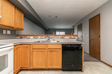 4007 Westover Rd SE unit B, Cedar Rapids, IA 52403 - photo 4