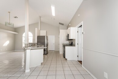 006-photo-dining-room-10444932