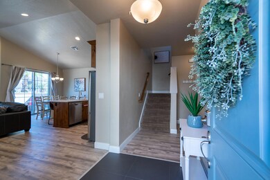 1915 E. Holiday Ln-011