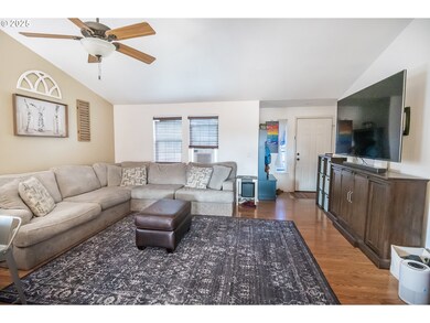 1852 S 60th St, Springfield, OR 97478 - photo 3