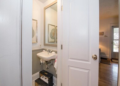 07 - Hall Bath