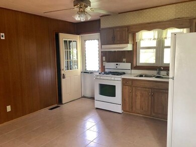 827 Railroad St, Covington, IN 47932 - photo 4