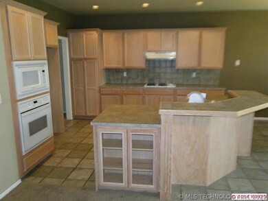 313 N Hemlock Ave, Broken Arrow, OK 74012 - photo 6