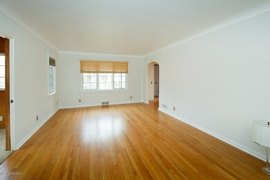 2224 Benjamin-202