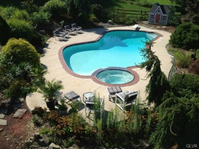 6629 Walnut St, Slatington, PA 18080 - photo 3