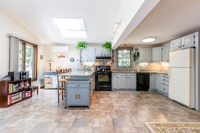 Entertainment size kitchen with breakfas