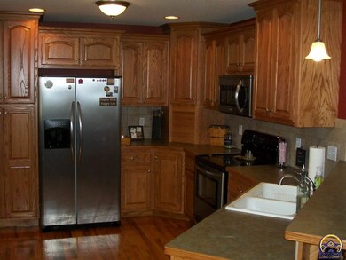 3312 SW 47th Ct, Topeka, KS 66610 - photo 2