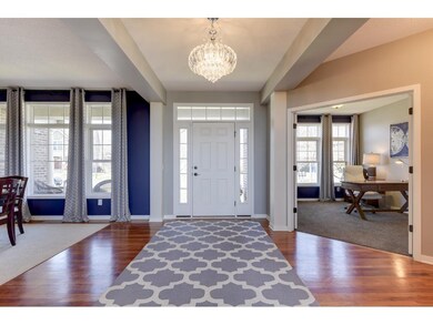 SPACIOUS/GRAND FOYER
