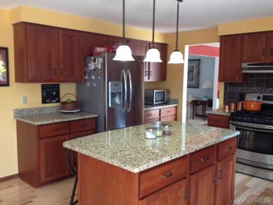 Kitchen Large island great for cooking and enterta