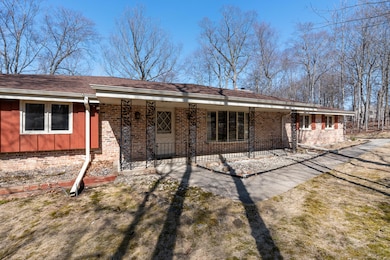 910 W Decorah Rd