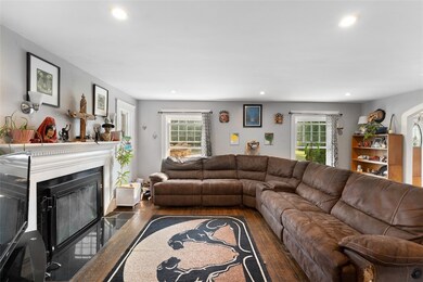 73 Knollwood Ave, Cranston, RI 02910 - photo 7