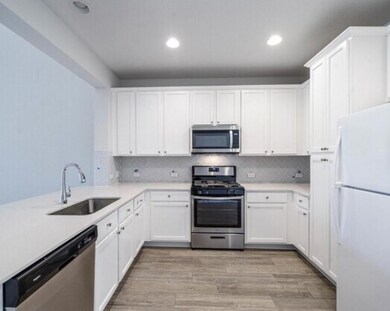 Kitchen with appliances with stainless steel fini
