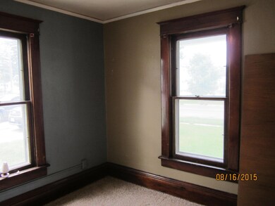 Windows bedroom on main<|><|>