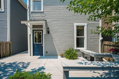 Deck w/ Built-in Bench