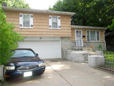 Built-in 2 car garage!