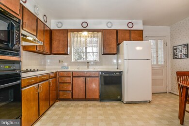 606 Manor Dr NE, Vienna, VA 22180 - photo 7
