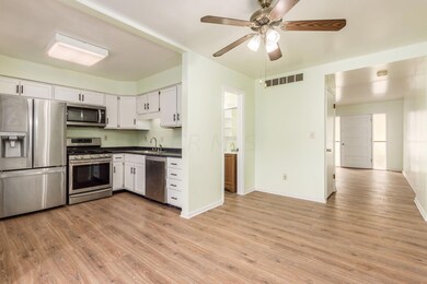010_7b3b_Z 621 Simbury St 024