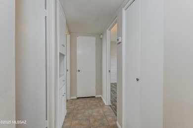 005-photo-hallway-10508610