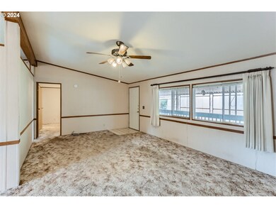 Living Room/Entrance