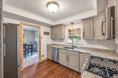 3927 Grantley Rd, Toledo, OH 43613 - photo 4