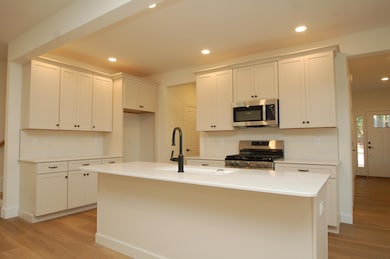 21 Griffin Rd, Hudson, NH 03051 - photo 2