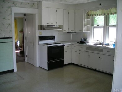 6064 Chestnut St, Zionsville, PA 18092 - photo 4