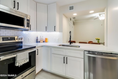 3-web-or-mls-1400 E Bayou Pkwy-5