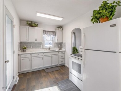 21 E Mckinley Ave, Des Moines, IA 50315 - photo 6