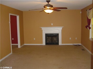 Den/Family/Great Room - Fireplace, ceiling fan!!